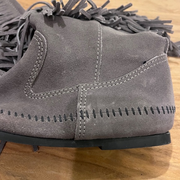 Minnetonka 2 layer gray suede fringe boots, size 8, cowboy chic, boho - Picture 7 of 14